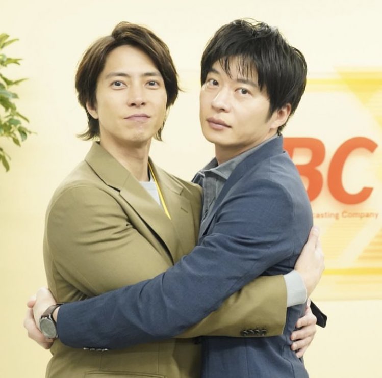 aizawa_himokura's tweet photo. 公私ともに親交が深い #山下智久 さんと #田中圭 さん✨　
仲良しオフショットをお届け!!

2人が演じる晴原と藤村も、公私ともに支え合う仲🤝

藤村は、ムスッとした顔で過ごすことの多かった幼少期の晴原が、灯のおかげで笑顔になる変化も見てきました❕

Instagramショットも🩵

#ブルーモーメント https://t.co/GbhZMyer83