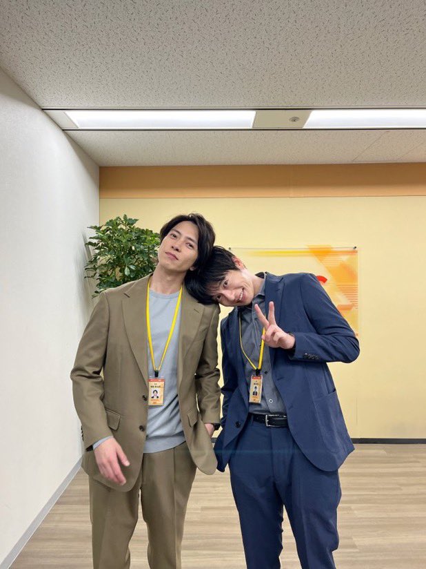 aizawa_himokura's tweet photo. 公私ともに親交が深い #山下智久 さんと #田中圭 さん✨　
仲良しオフショットをお届け!!

2人が演じる晴原と藤村も、公私ともに支え合う仲🤝

藤村は、ムスッとした顔で過ごすことの多かった幼少期の晴原が、灯のおかげで笑顔になる変化も見てきました❕

Instagramショットも🩵

#ブルーモーメント https://t.co/GbhZMyer83
