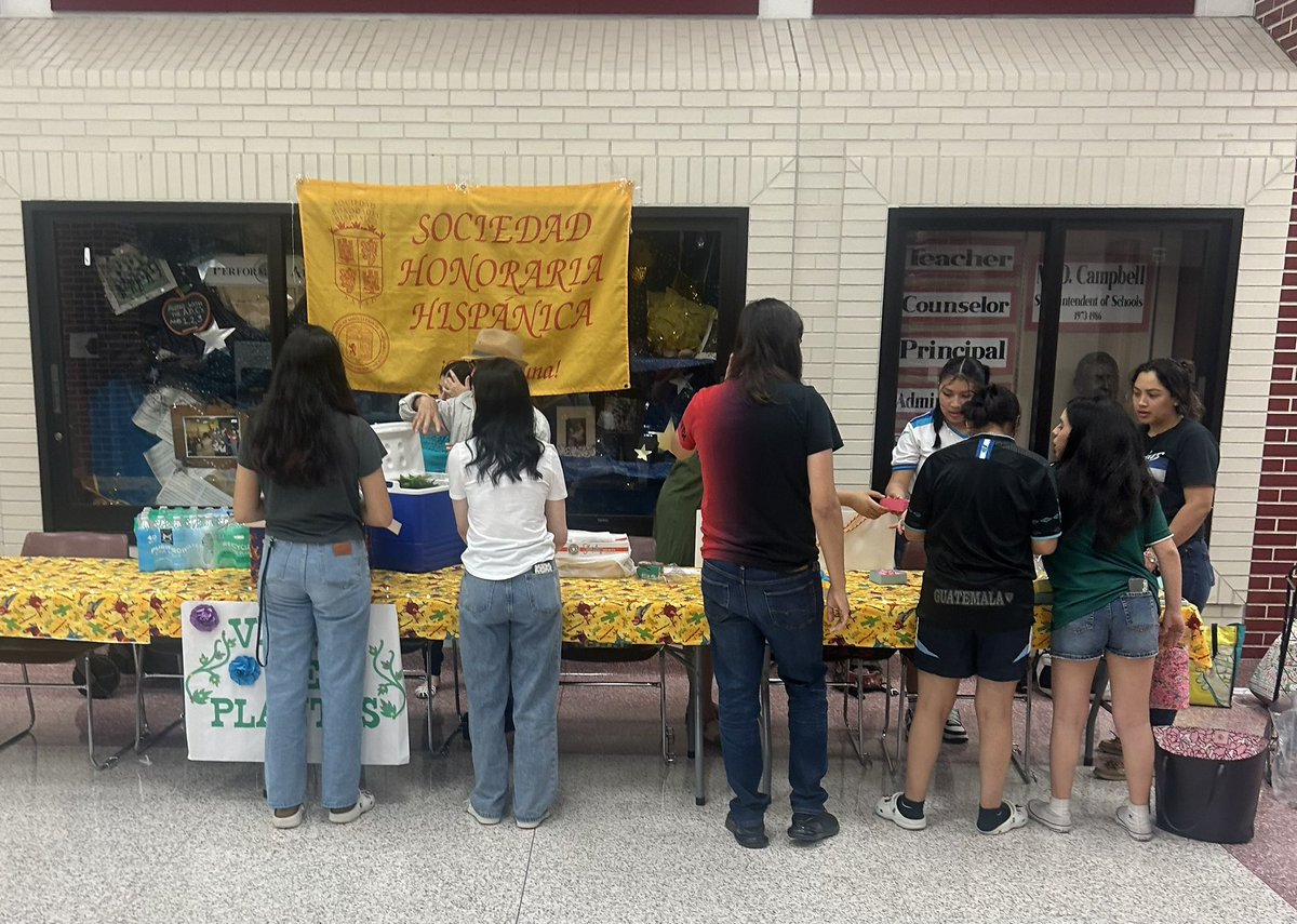 Come on out…the performances are about to begin! Annual Spring Festival is in full effect 🎉💥🎊 #MyAldine#MiAldine @delgadong94 @Aldine_Bil_ESL