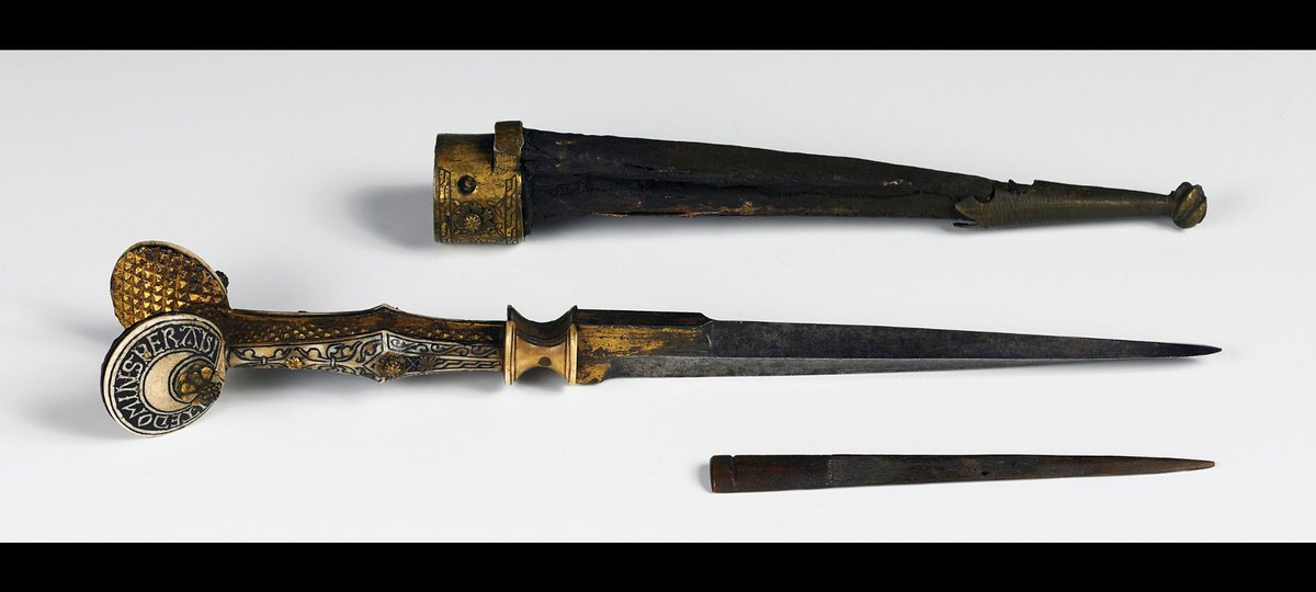 A beautifully gilt #EaredDagger with an intricately carved bone grip, #Italy, ca. 1520, housed at the @Ambrosiana1609 The text on the dagger's ears reads IN TE DOMIN[E] SPERAVI / ET NON CONFUNDAR IN [AETERNUM] “In thee, O Lord, have I hoped, let me never be confounded”.