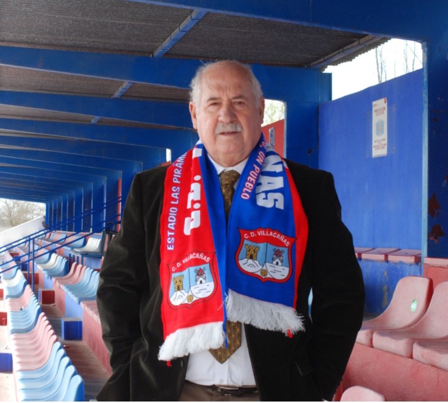 PMiticos's tweet photo. #BuenasTades la #PeñaMiticos ya está en Las Pirámides para ver el partido 
@cd_villacanas/@cspuertollanocf
y entregar placas reconiciendo a D.Toribio Santos como #MITCO presidente del #Villacañas
@PacoLopezpress @chicastrin @carlosabengozar  @WMontarroso @julio2garcia #CLMenjuego https://t.co/0AV5YKhvWX