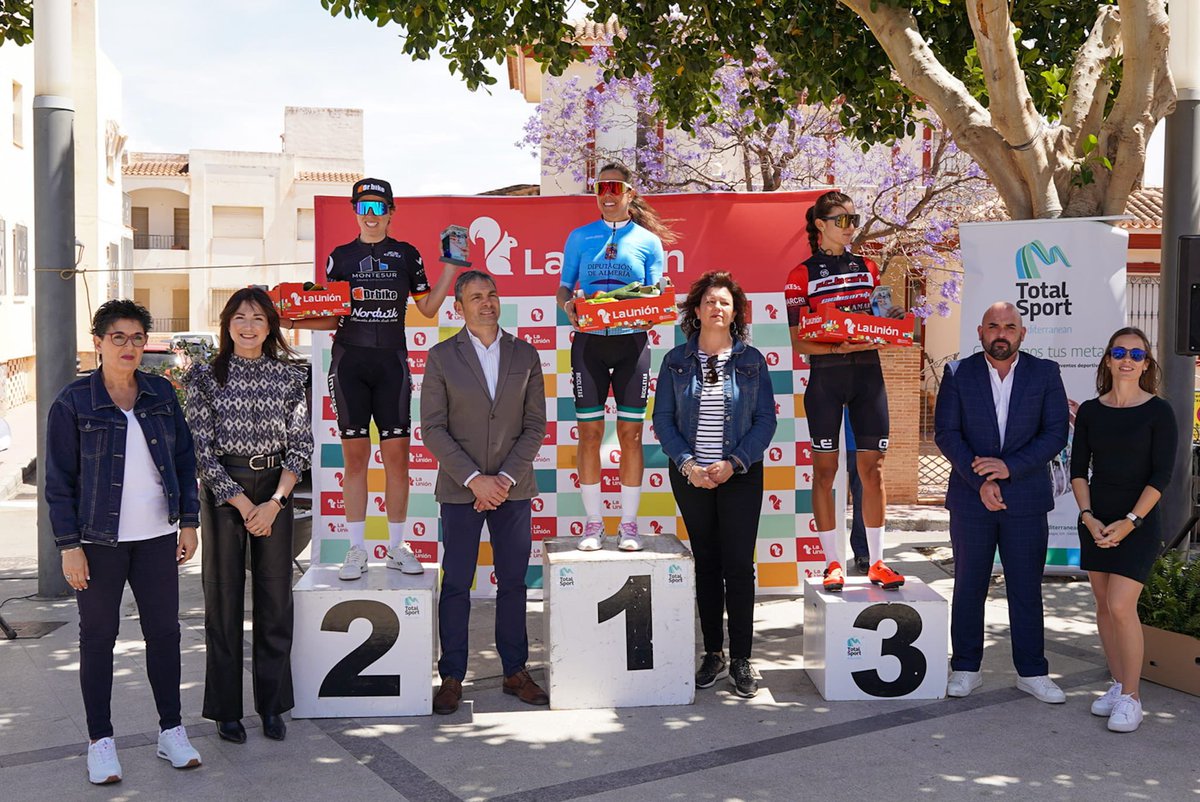 🚴🚴‍♀️La diputada provincial Ana Lourdes Ramírez ha asistido a la primera etapa de la Vuelta a Almería. Ramírez ha animado a todos los ciclistas que este mediodía han llegado a la localidad de Los Gallardos.