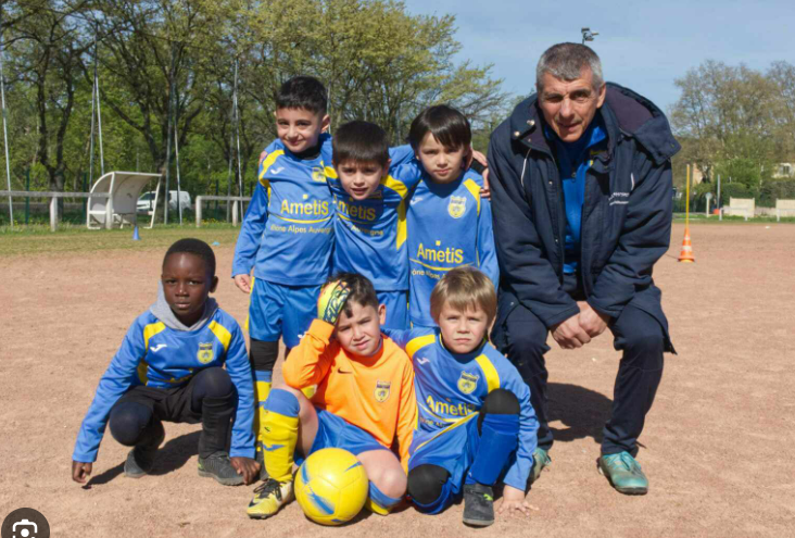 ToursFC1983's tweet photo. Pendant ce temps là, #ChambrayFC s'apprête à débuter son match, bien décidée à na pas fausser le championnat... #TOURSFCM #ToursFC https://t.co/UrWUuEobmB