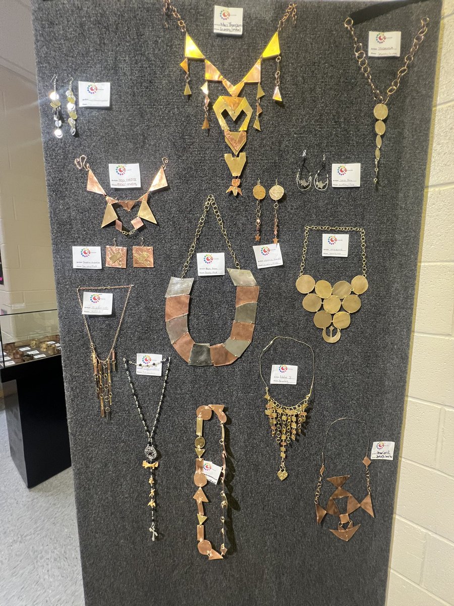 CobbVisualArts's tweet image. More amazing artwork exhibited at Osborne HS’s feeder supported Fine Arts Night! #cobbartworks #artsedga #doingdriveslearning