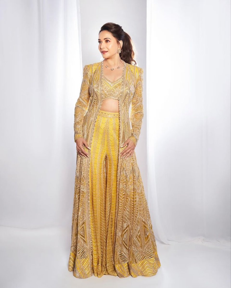 #MadhuriDixit shines in a golden Indian wear dress, embodying grace and glamour with every radiant step! ✨👗🥀💥
.
.
.
.
#MadhuriDixit #GoldenGoddess #IndianElegance #talkingbling