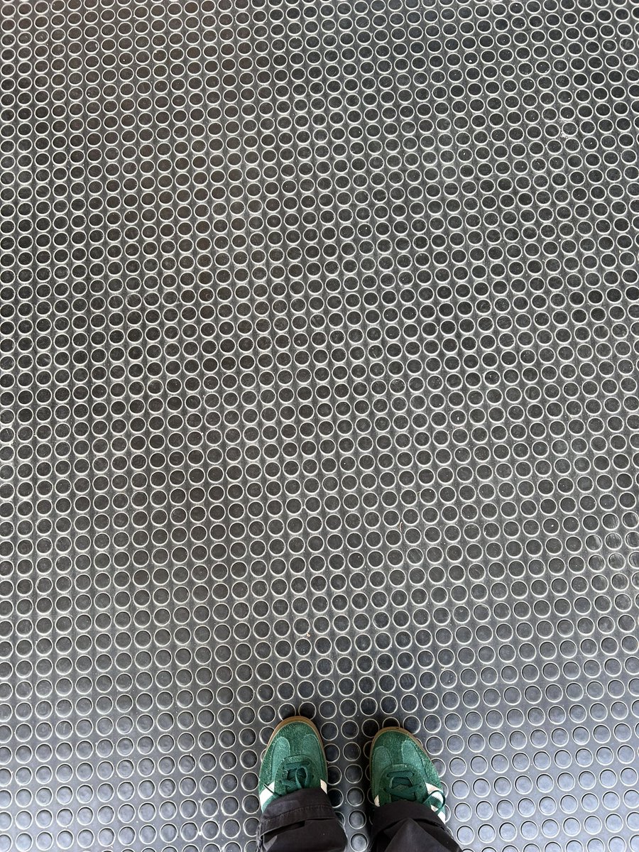 geosofitia's tweet photo. El suelo de la entrada de la uni también es una teselación, no me di cuenta hasta que me fijé bien 😅 #didgeometria3E #teselacionesuma3E https://t.co/wzcW8M28Pf