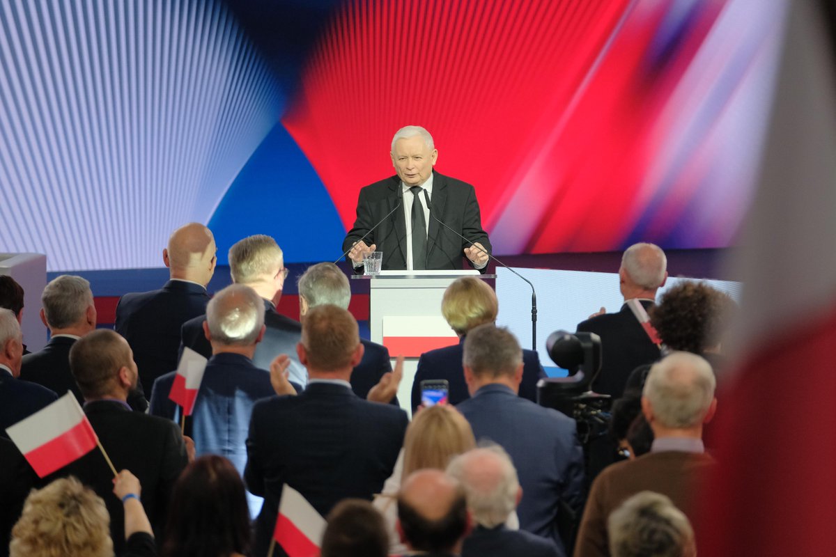 💬 Prezes PiS J. Kaczyński: Idziemy do PE, żeby odrzucić Zielony Ład. On w dzisiejszej wersji, bo były różne, godzi w polskie rolnictwo. Praktycznie prowadzi do jego likwidacji. I tutaj trzeba dodać, chociaż to nie należy do Zielonego Ładu, że taką samą likwidację można uzyskać…