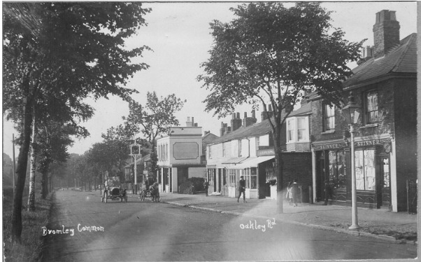 Picture of the week - Oakley Road, Bromley Common 
#pictureoftheweek #bromley #bromleycommon  #archivephotography #archives #localhistory #bromleyhistoriccollections 
facebook.com/photo/?fbid=81…
