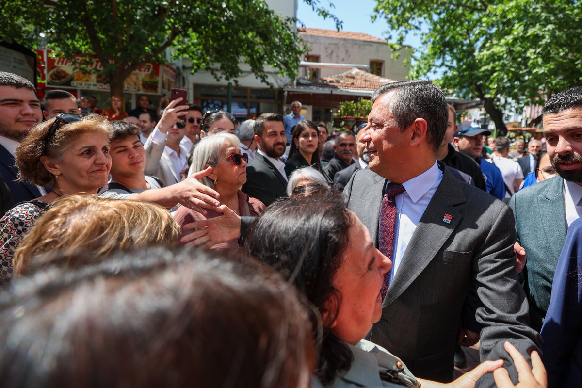 Şehzadeler Belediye Başkanlığımızı ziyaret ettik. 'Burada israf edilmeyecek her kör kuruş, halkçı belediyeciliğe harcanacak. Yoksullara, ihtiyaç sahiplerine harcanacak. Geçmişte AKP’nin yönetiminde ne kadar israf varsa hepsine engel olacağız.'