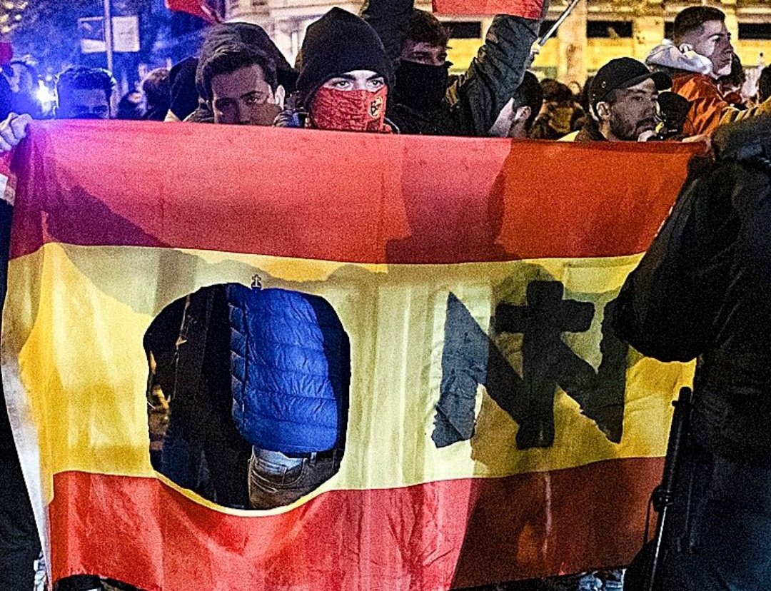 PirataProfugo's tweet image. Día de devolver tanto esfurzo a los que llevan casi 200 días seguidos yendo a Ferraz
Día de demostrar que ESPAÑA es mucho más de lo visto esta mañana
Día de pelear la calle
Día de RESPONDER
Día de #TODOSAFERRAZ