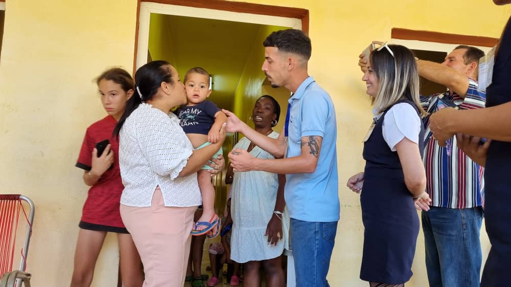 MayraArevich's tweet photo. Concluimos el recorrido en #Mayabeque con la visita al Hogar de Niños Sin Amparo Familiar, conversamos con su directora, trabajadores, niñas y niños. Hermoso el apoyo que @ETECSA_Cuba ofrece a la institución y la obra de infinito amor que allí se realiza. #PorCubaJuntosCreamos https://t.co/fTO9wSVncw