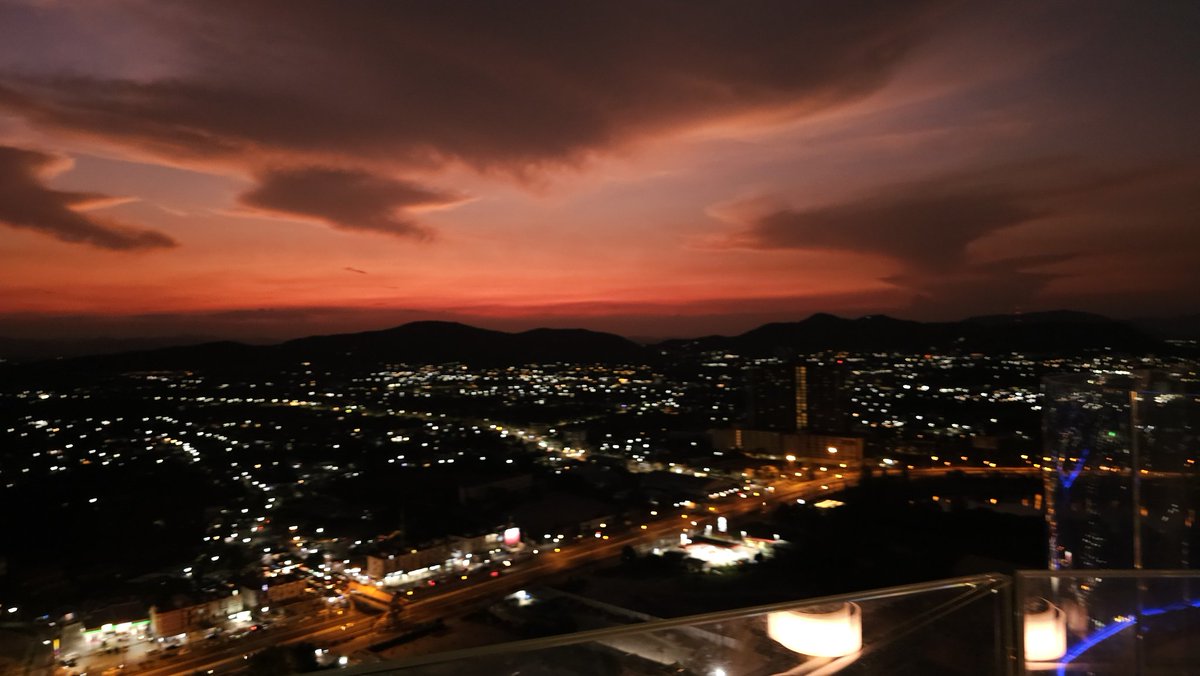 Steven77110's tweet photo. Vana Nava Roof Top Bar Holiday Inn Hua Hin Thailand last Thursday. Views of the hills towards the Burma border https://t.co/Gu2VVgKcL4