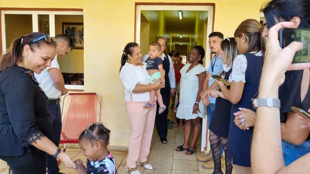 MayraArevich's tweet photo. Concluimos el recorrido en #Mayabeque con la visita al Hogar de Niños Sin Amparo Familiar, conversamos con su directora, trabajadores, niñas y niños. Hermoso el apoyo que @ETECSA_Cuba ofrece a la institución y la obra de infinito amor que allí se realiza. #PorCubaJuntosCreamos https://t.co/fTO9wSVncw