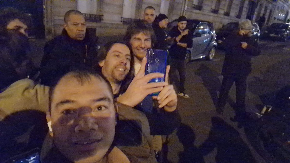 #TomCruise with fans while filming #MissionImpossible in Paris. (3/3)