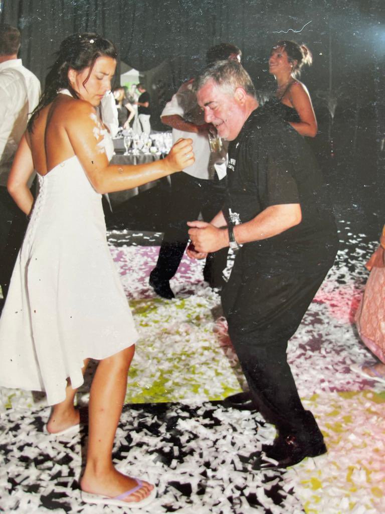 5 seg q imagino en mi cabeza la charla:
“Se levantaron los chicos? Leíste x nota? Que vas a hacer?”y en el caso de hoy sería “a q hora vienen a mi cumpleaños?” 

Siempre intenso. 😜

Te amo y extraño cada día un poco más. Daría lo q sea por un baile más. 
Feliz cumple Papuchis.