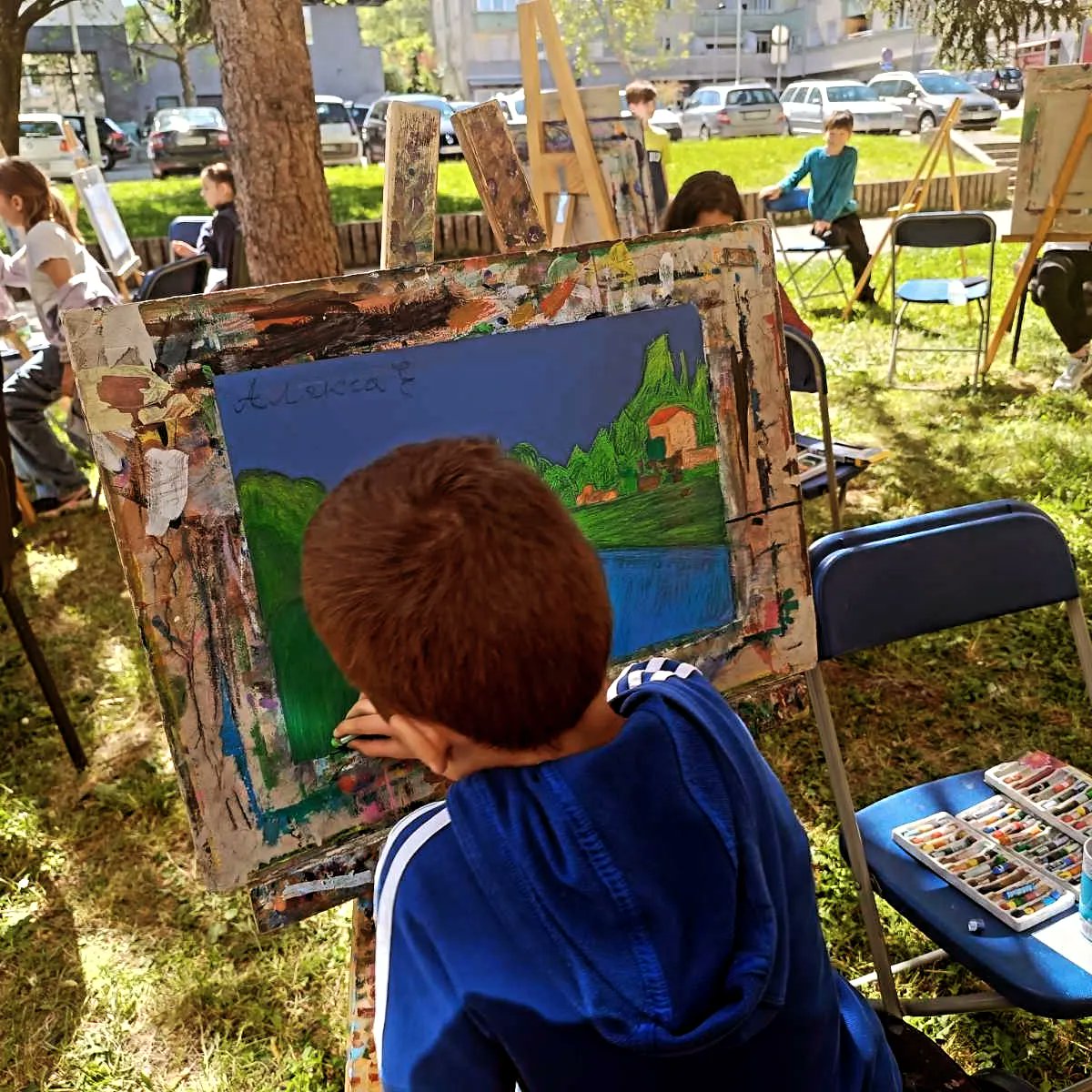 udas_udasrs's tweet photo. 🖼🎨Školica danas u nešto drugačijem ambijentu.
🍀Divan sunčan dan za crtanje i slikanje.
#crtanje #slikanje #inkluzija #skolica #udas #banjaluka https://t.co/ReesHNbN12