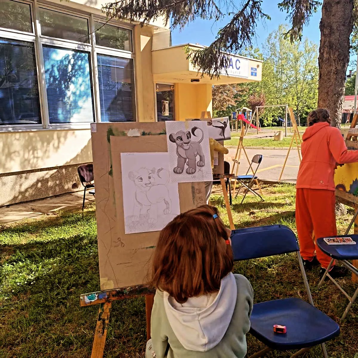 udas_udasrs's tweet photo. 🖼🎨Školica danas u nešto drugačijem ambijentu.
🍀Divan sunčan dan za crtanje i slikanje.
#crtanje #slikanje #inkluzija #skolica #udas #banjaluka https://t.co/ReesHNbN12