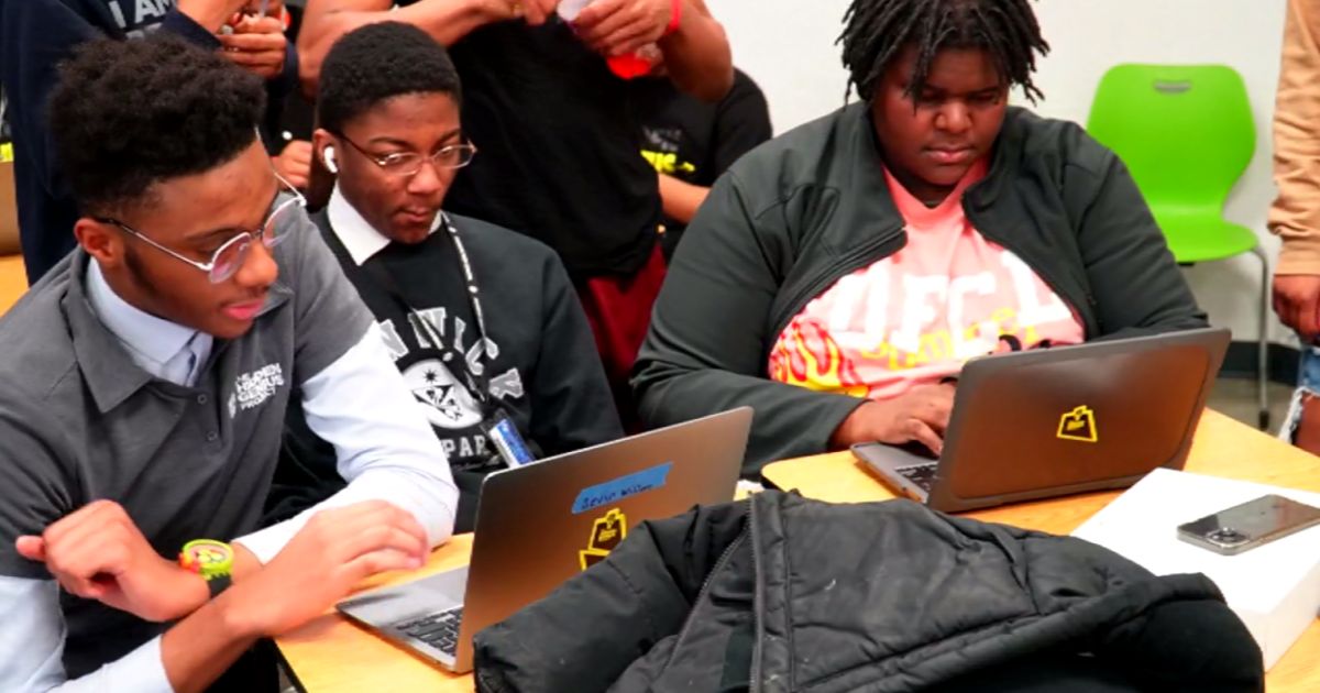 Technology education program wants to bring out the geniuses in Chicago's young Black men cbsnews.com/chicago/news/h…