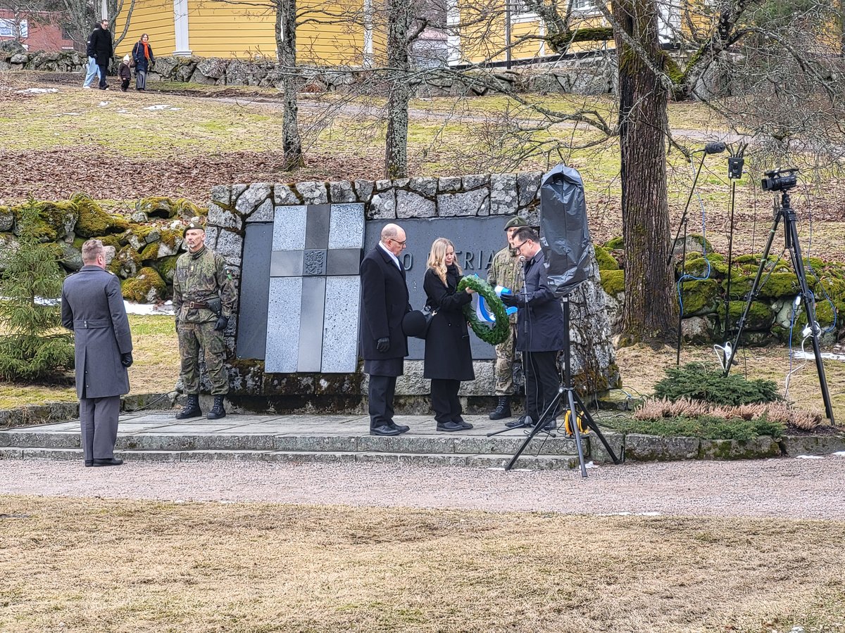 Muistamme tänään sotiemme veteraaneja ja kaikkia sodan kokeneita. Vietimme veteraanien muistopäivää muun muassa keskustellen veteraanien, lottien ja varusmiesten kesken sekä laskemalla seppeleen. Kiitoksen veteraaneille ja sotiemme naisille välitti komentajamme eversti Skyttä.