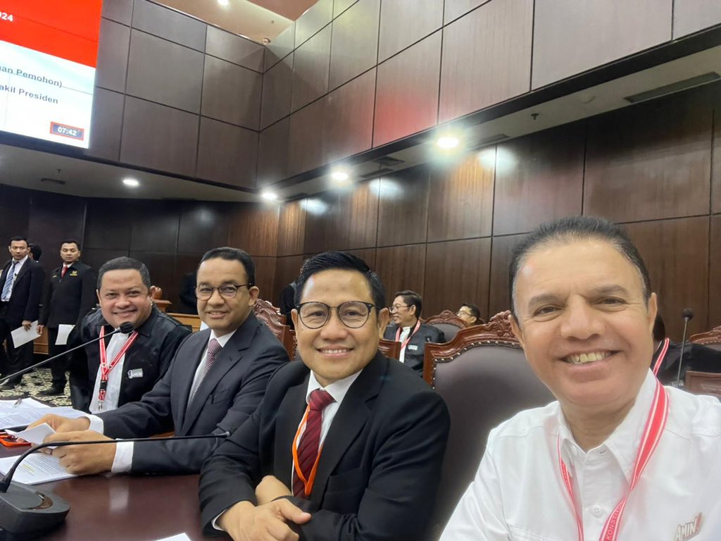 Anies tidak akan mengikuti jejak para ketum Partai yang gabung dengan Prabowo, beliau akan tetap bersama sama dengan pendukung Perubahan.
