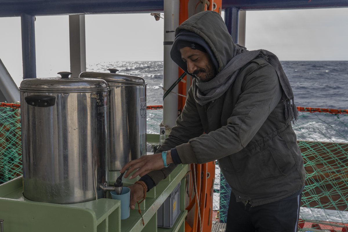 Letzte Nacht war geprägt von schlechtem Wetter. Umso glücklicher sind wir, dass die 47 Gäste sicher an Bord der #SeaWatch5 sind. Bevor wir morgen Vormittag Catania erreichen, machen wir das Beste aus der kurzen gemeinsamen Zeit & bereiten sie auf die nächsten Schritte vor.