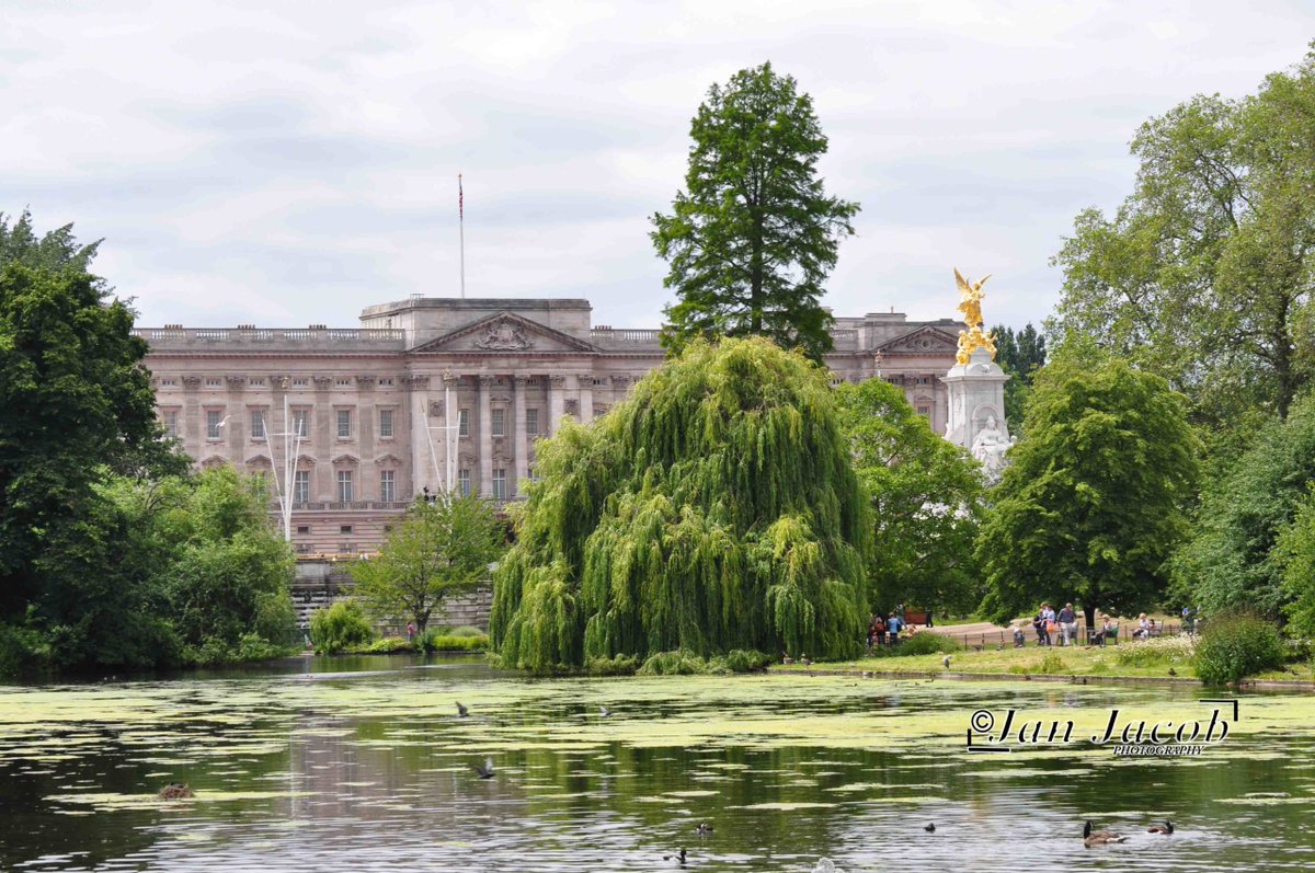 St James’s Park Has Pretty Views Of Buckingham Palace At The Western-End
#buckinghampalace #stjamespark #ilovelondon