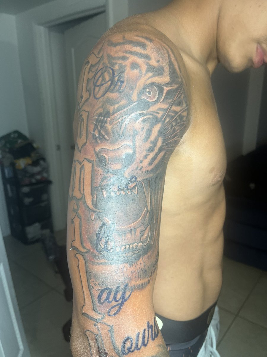 whocalledant's tweet photo. i need me a chest piece ⚔️ https://t.co/ihVXgduKGB