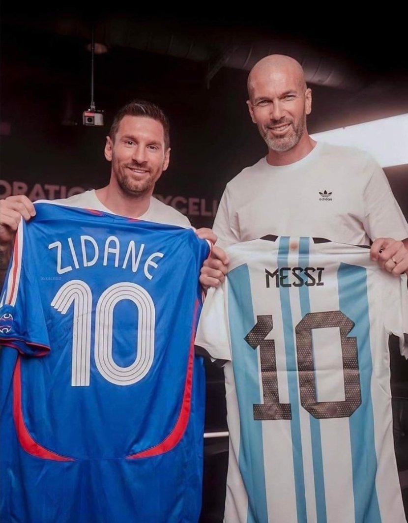Mahito_Tomura's tweet photo. Zidane : « Te considéres tu comme le meilleur joueur de l’histoire ?. »

Messi : « Je ne sais pas, ça c’est au public de le décider» 

Zidane : « Pour moi tu es le meilleur joueur de l’histoire Leo 🐐 »

Respect 🤝 https://t.co/ULNSsQJ5Di