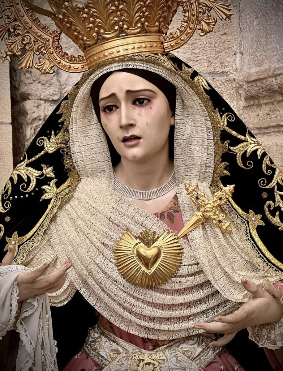 rosarioypenas's tweet photo. #VESTIMENTA María Santísima del Rosario del Mar se encuentra ataviada por su vestidor Álvaro Abril Vela para el tiempo de Pascua.

#RosarioDelMar https://t.co/4D5WV3jG2b