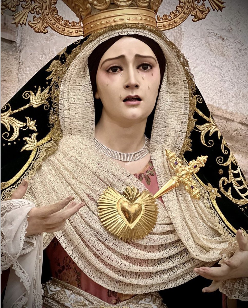 rosarioypenas's tweet photo. #VESTIMENTA María Santísima del Rosario del Mar se encuentra ataviada por su vestidor Álvaro Abril Vela para el tiempo de Pascua.

#RosarioDelMar https://t.co/4D5WV3jG2b