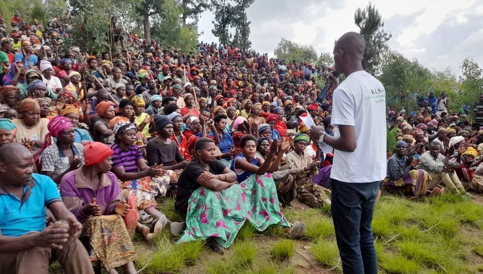 #Umuganda ni imwe muri gahunda za Leta y'uRwanda yashyizeho mu rwego rwo kwihutisha iterambere kandi bigizwemo uruhare n'Abaturage. Rero muze twese tuwitabire, dukomeze kugira uruhare mu kubaka uRwanda rwiza twifuza. #Rubyiruko, twese biratureba. Umuganda si uw'abakuze gusa❌