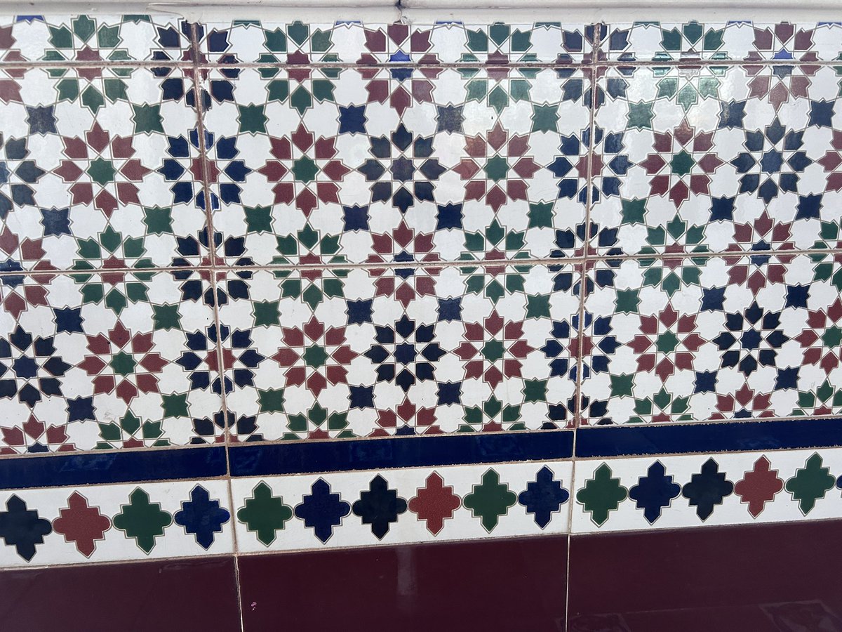 geosofitia's tweet photo. Y esto que veis de la pared de mi terraza que decís que es? Bastante curioso… 🧐 #didgeometria3E #teselacionesuma3E https://t.co/3nhMmKTmEg
