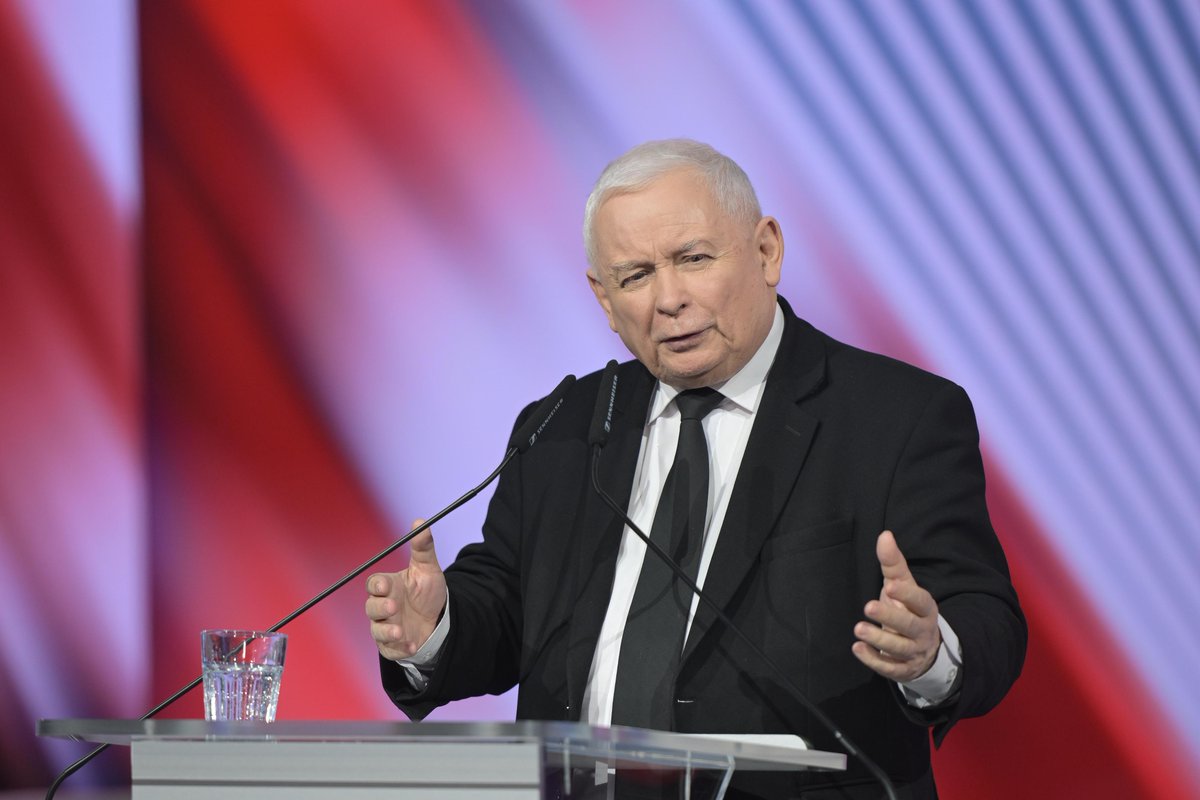 💬 Prezes PiS J. Kaczyński: Zielony Ład to także dyrektywa budynkowa, a to oznacza nie tylko wyższe ceny energii, ale również wyższe ceny działalności gospodarczej, a co za tym idzie, także wyższe ceny właściwie we wszystkich dziedzinach, np. w transporcie lotniczym - a to uderza