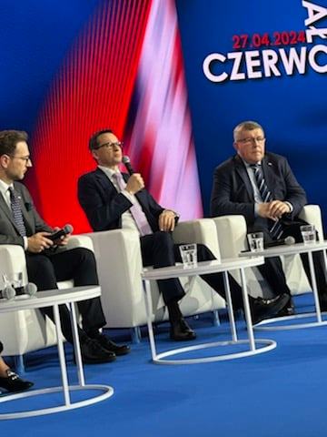 #BiałoCzerwoni „Jakiej Unii chcemy? Normalność w Europie.” 'Wczoraj na sali plenarnej sejmu przyjmowaliśmy uroczystą uchwałę, dotyczącą stulecia polskiej złotówki. Przyjmowaliśmy ją w konsensusie. Pan Marszałek ją odczytywał. W pewnym momencie odczytał fragment mówiący o tym, że…