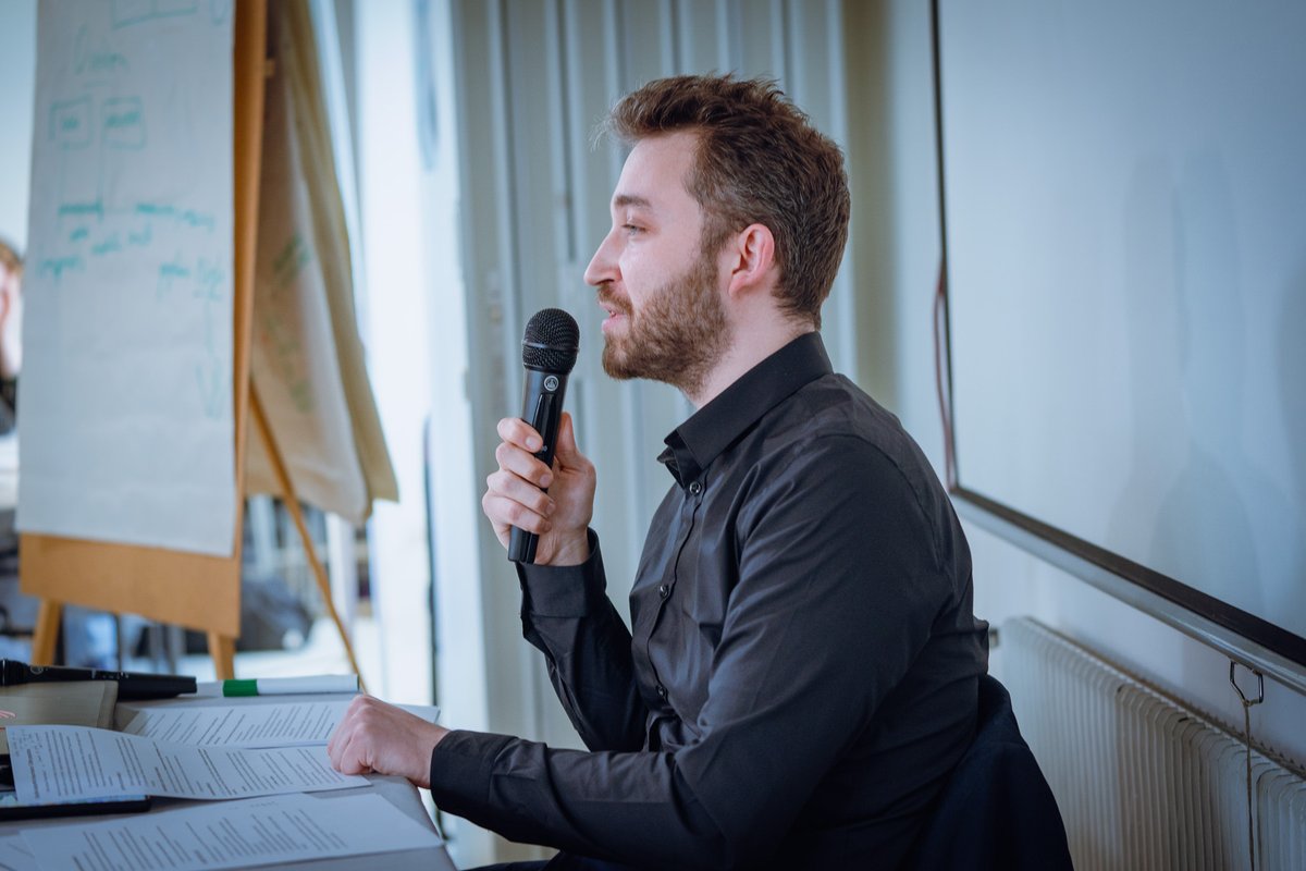 L'après-midi se poursuit avec l'intervention de @sylvainoel, rédacteur en chef de @L_insoumission, devant les élèves de la promotion Thomas Sankara. Il est notamment revenu sur la concentration des médias et donc sur l'importance de s'approprier de nouveaux formats.