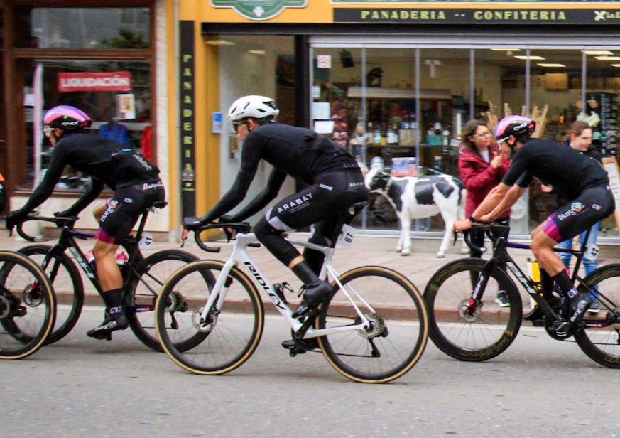 #VueltaAsturias2024 

El pelotón pone una marcha más y recorta la diferencia de los escapados por debajo de los 15 segundos cuando faltan 45 kilómetros para el final ✊🏻💨

📸: Photocycling.es