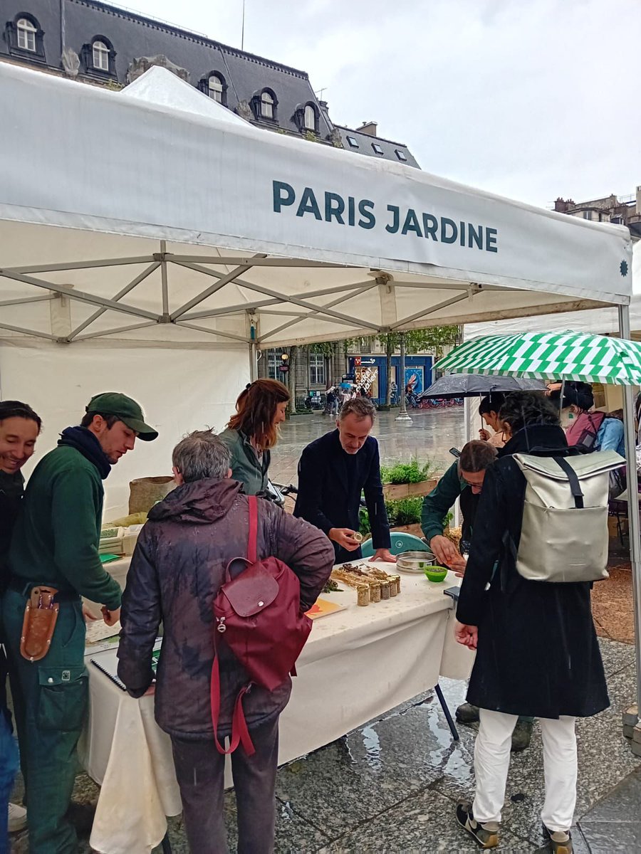 Malgré la pluie, Paris Sème a célébré le printemps ! 🌸 À l’honneur, cet après -midi : le jardinage, la biodiversité, le talent de nos parisculteurs et, bien sûr, celui des agents de la ville de @Paris qui soignent aux quotidien nos espaces verts ! 🌳