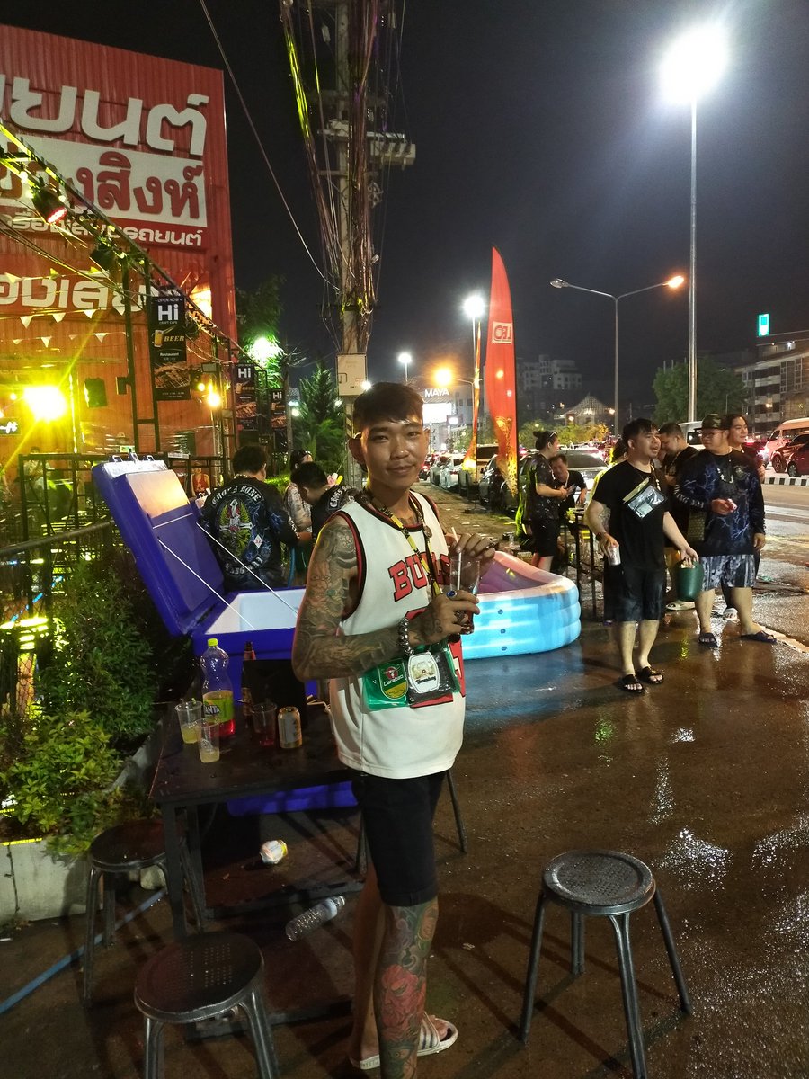 Pondsamu's tweet photo. ฝึกดูหนังผีไว้เยอะๆนะ 
เวลาโดนเขาหลอกจะได้ไม่ตกใจ
#บ่าวเชียงใหม่ https://t.co/FFoSAE8Dbw