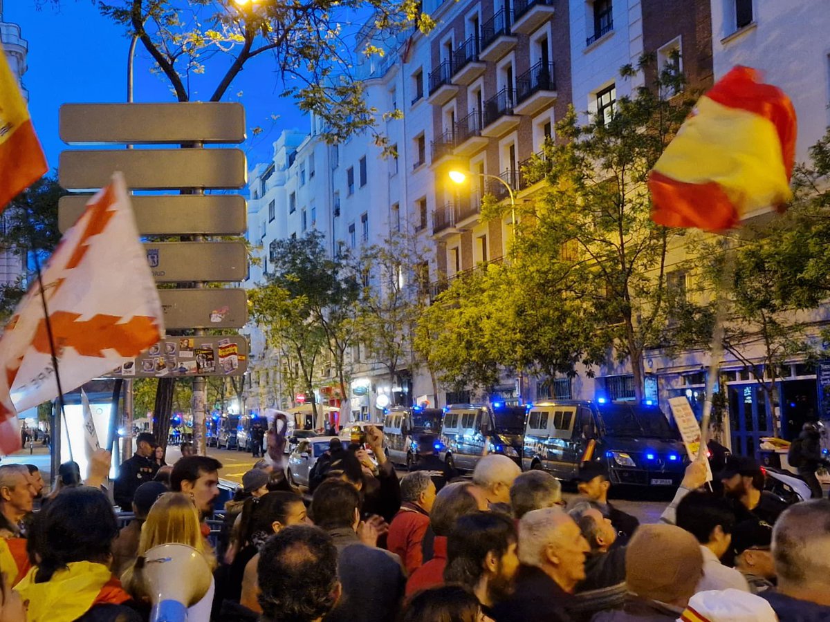 hazteoir's tweet image. Hoy, de nuevo, estaremos en Ferraz. 

Es el momento. 

Que sepan que no solo no tenemos miedo: a su órdago respondemos. 

Hoy: #TodosAFerraz. 

Comparte🔁 y avisa a los tuyos