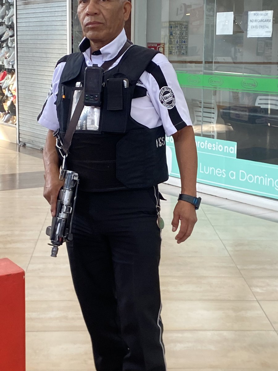 manolomat's tweet photo. @SantanderMx pésimo servicio tengo prisa para sacar dinero llegan los prepotentes de Lock después de mi a cargar cajero y me quitan de la fila mostrando e intimidando con armas https://t.co/YzbA3iNMY8