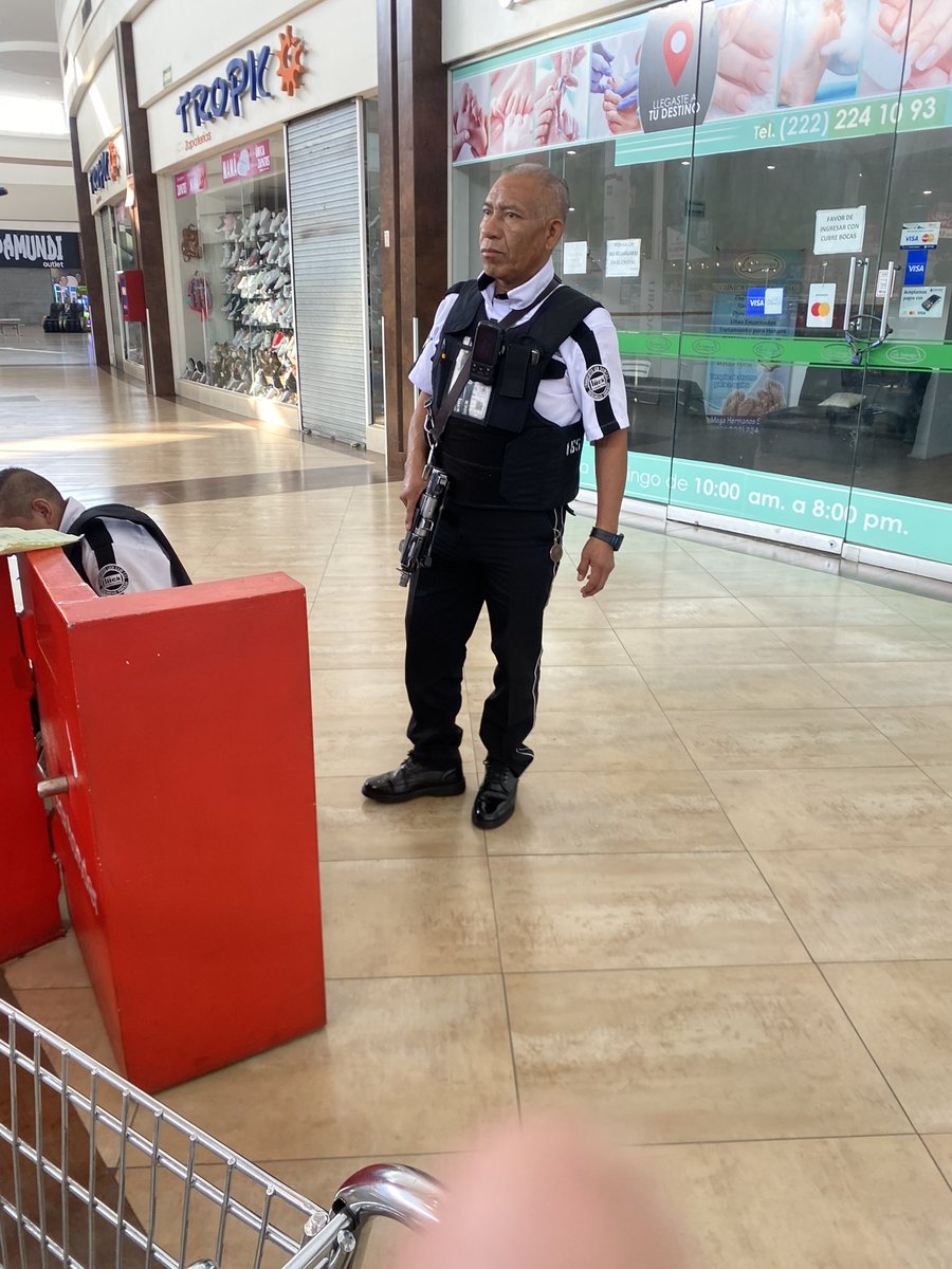 manolomat's tweet photo. @SantanderMx pésimo servicio tengo prisa para sacar dinero llegan los prepotentes de Lock después de mi a cargar cajero y me quitan de la fila mostrando e intimidando con armas https://t.co/YzbA3iNMY8