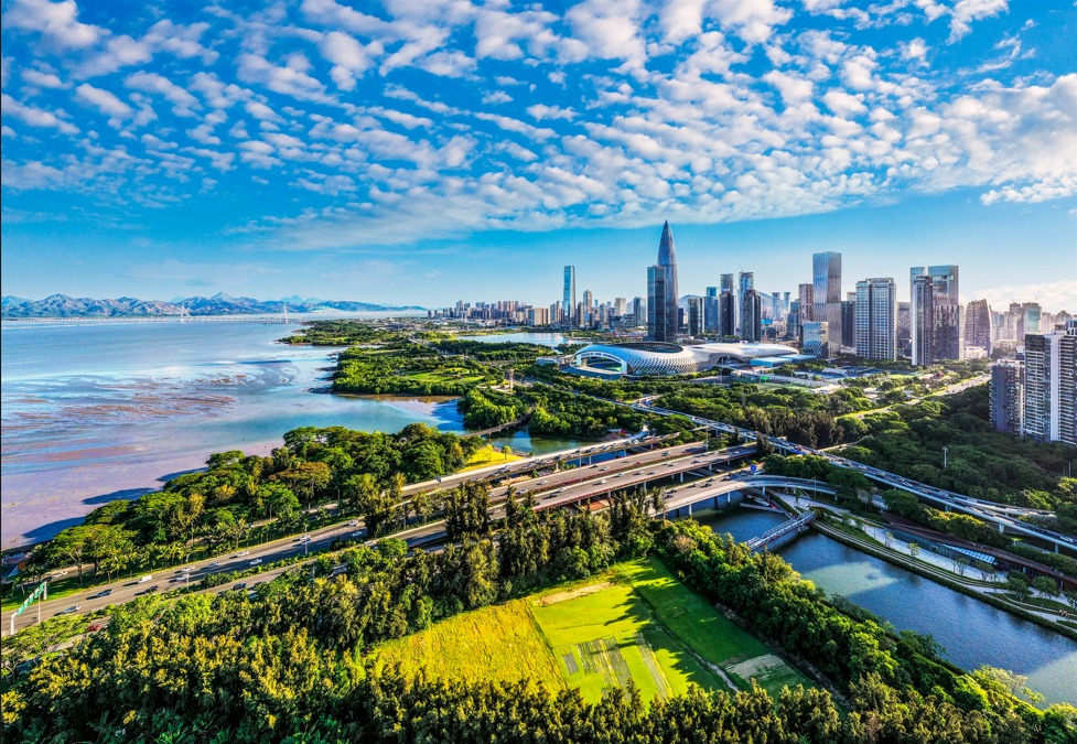 Conheça a cidade de Shenzhen, metrópole com 13 milhões de habitantes e hoje uma das cidades mais sustentáveis da China. Sede de empresas de tecnologia como a BYD, Shenzhen foi modelo de desenvolvimento verde para outras cidades chinesas, priorizando a sustentabilidade, a inclusão…