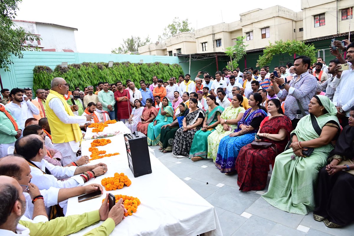 आज गाज़ीपुर तिराहा विजय प्लाजा जनपद मऊ में फीता काटकर एनडीए सुभासपा गठबंधन चुनावी कार्यालय का उद्घाटन किया ।।