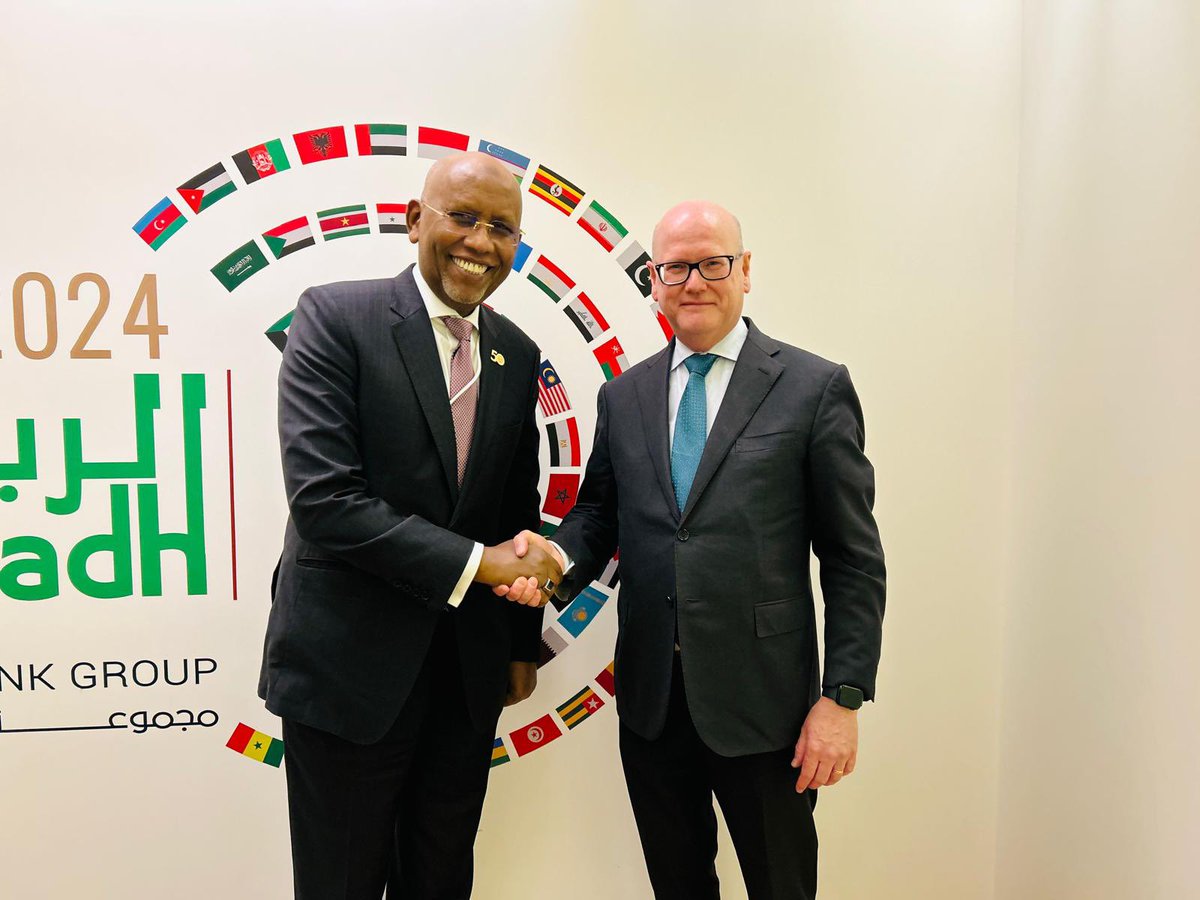 Discussing w/ Minister of Finance of Djibouti 🇩🇯 H.E. Ilyas Moussa Dawaleh implemention progress of the PEPER project, Production of Drinking Water by Desalination & Renewable Energy, supported by @EIB. Positive to engage more in the country, infrastructure and SME financing.
