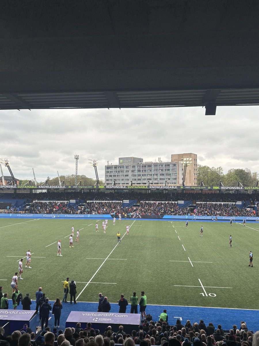 We are underway here at the Cardiff Arms Park 

🔵⚫️0-0⚪️🟠

#AlwaysCardiff | @URCOfficial | #RaceToTheEight