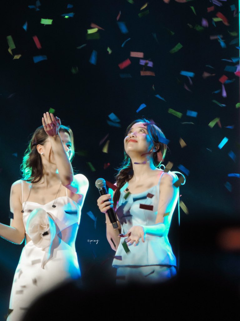 freenkyMYY's tweet photo. p’freen looking at the confetti and becky looking at her OKAY

SAROCHA REBECCA IN MANILA
#FreenBeckyFMinPH2024 https://t.co/pH0j9RHEgc