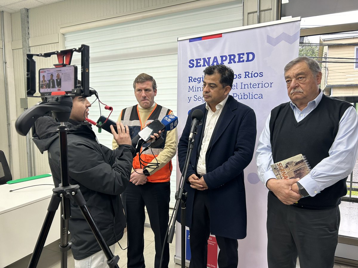 DPRLosRios's tweet photo. Delegado @jorgealvialp, @Senapred #LosRíos y @sernageomincl, lideraron Mesa Técnica Regional, instancia en la que junto a alcaldes de @muniriobueno, @Muni_LagoRanco y @IMunicipalidad, conocieron de parte de #OVDAS los detalles del aumento de la alerta técnica del #CordónCaulle. https://t.co/ULFaYu0kCn