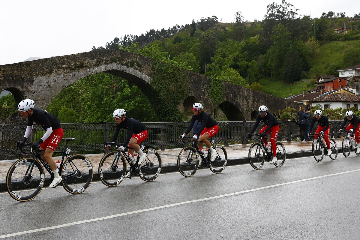🇪🇦 #VueltaAsturias2024
⛰️ Two last climbs of the day, with 60km to go and 1:30 gap.
❄️ Cold for riders but beautiful landscapes!
📸 <a href="/SprintCycling/">SprintCycling</a>.