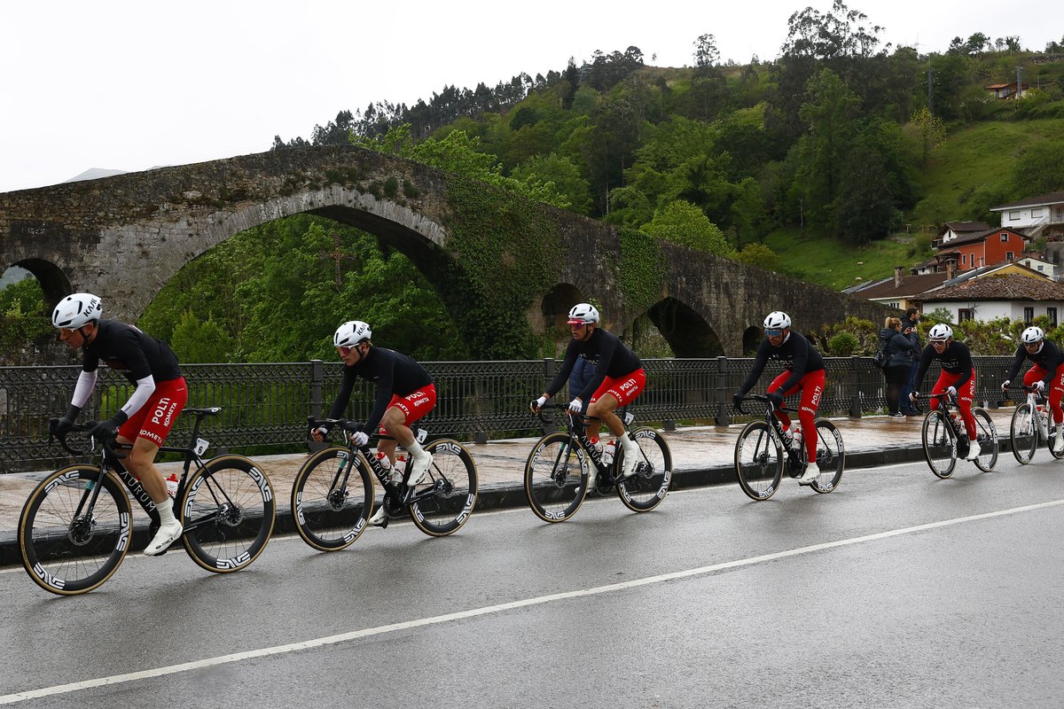 🇪🇦 #VueltaAsturias2024 ⛰️ Two last climbs of the day, with 60km to go and 1:30 gap. ❄️ Cold for riders but beautiful landscapes! 📸 @SprintCycling.