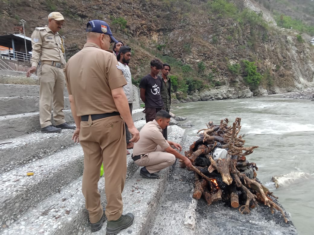 चमोली के बिरही क्षेत्र में एक लावारिस व्यक्ति का शव मिला, जिसे किसी के द्वारा दावा न करने पर लावारिस घोषित किया गया। निर्धारित समय सीमा पूर्ण होने पर आज #UttarakhandPolice के जवानों ने अलकनंदा नदी के किनारे मृतक का पूर्ण हिन्दू रीति रिवाज़ से दाह संस्कार किया।

#UKPoliceHaiSaath